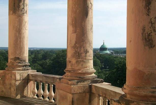Blick durch die Sulen des oberen Rundgangs zum Neuen Palais im Park Sanssouci.