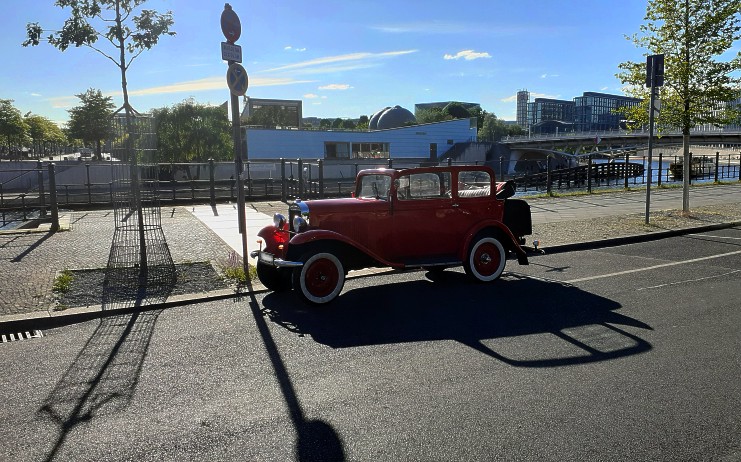 Bundestagskita an der Spree, am "Band des Bundes" mit Opel "P 4".