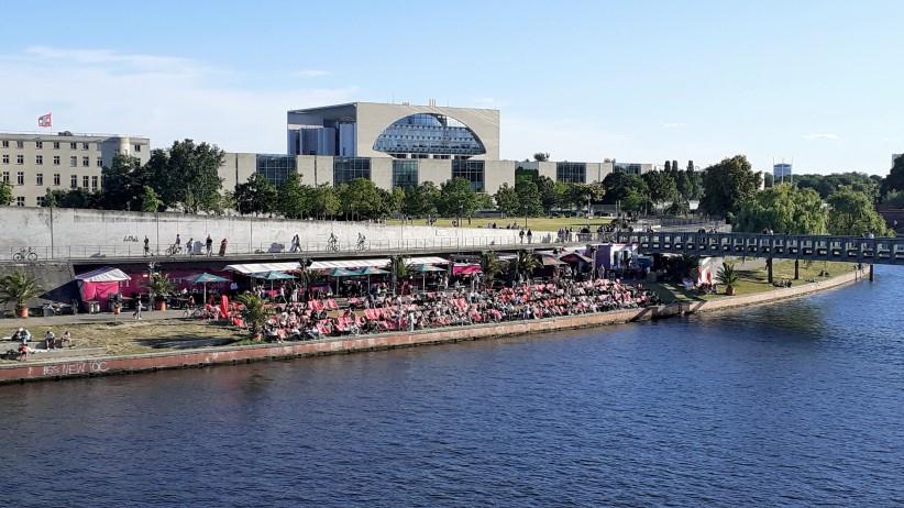 Strandbar am Spreeufer an der Gustav-Heinemann-Brcke