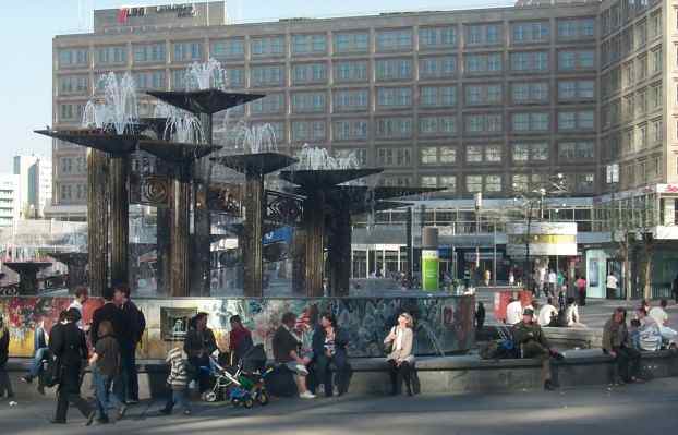 Brunnen der Vlkerfreundschaft auf dem Alexanderplatz in Berlin