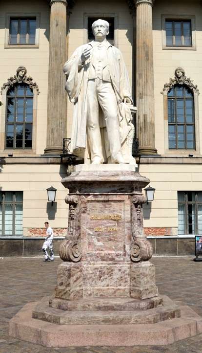 Ferdinand von Helmholtz vor der Humboldt-Universitt.