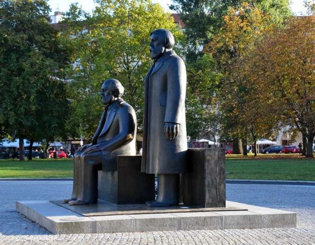 Marx und Engels Statuen am Roten Rathaus.