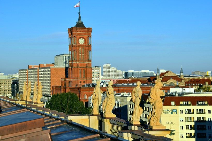 Auf der Sdfassade, mit Blick zum Roten Rathaus, befinden sich auch barocke Balustradenskulpturen.