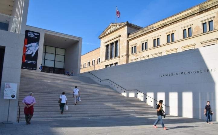 Die James-Simon-Galerie vor dem Neuen Museum auf der Museumsinsel