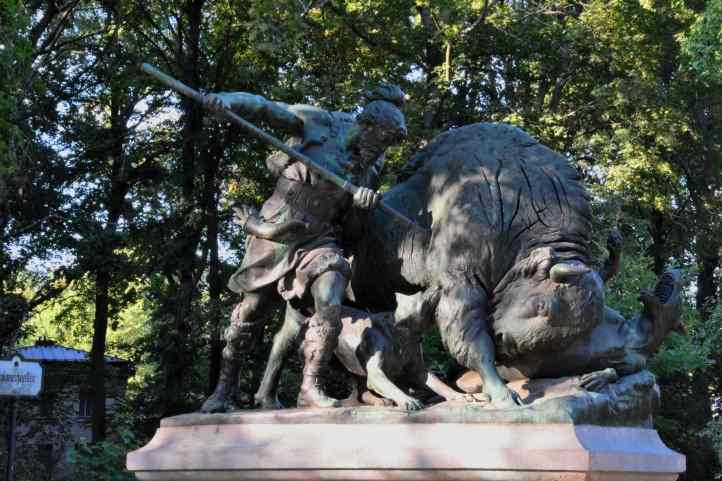 Jagdszenen als Skulpturen im Groen Tiergarten in Berlin.