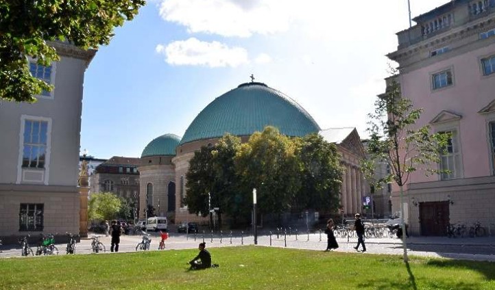 Der Blick vom Prinzessinnengarten zur St. Hedwigs Kathedrale.