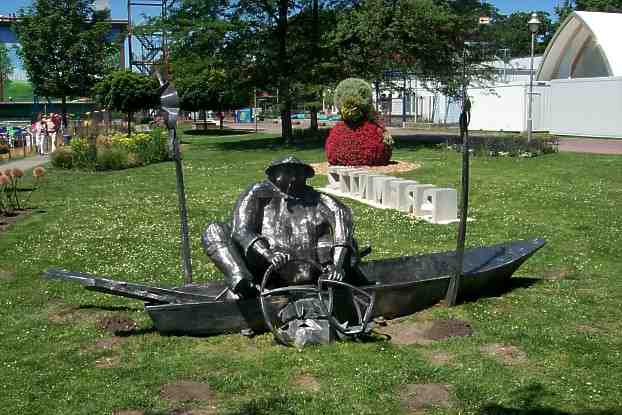 Skulptur eines Fischers am Havelufer in Premnitz