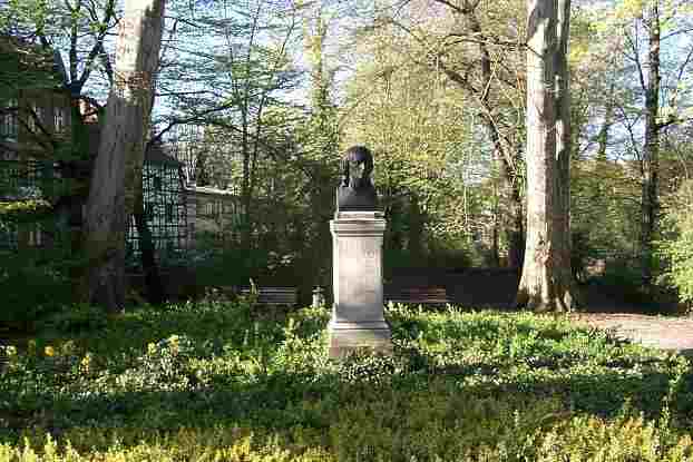 Bste des Friedrich von Schiller in einem Park der Stadt Brandenburg