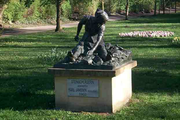 Skulptur Steinschlgerin in einem Park von Brandenburg