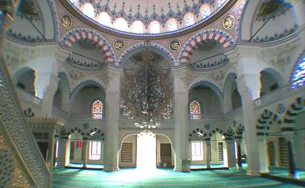 Innenraum der Sehitlik-Moschee mit Eingangsbereich