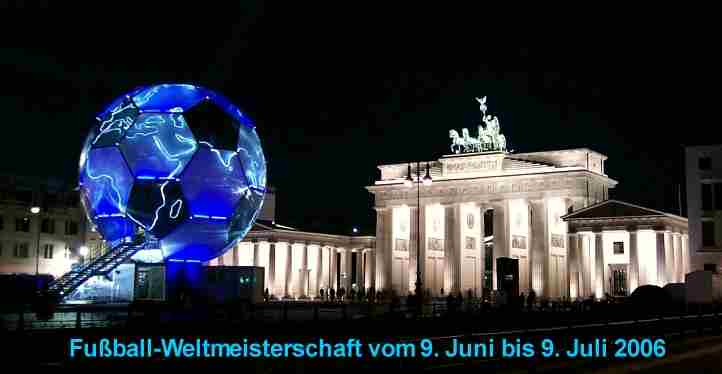Fuball-Globus auf dem Pariser Platz - Brandenburger Tor in Berlin.