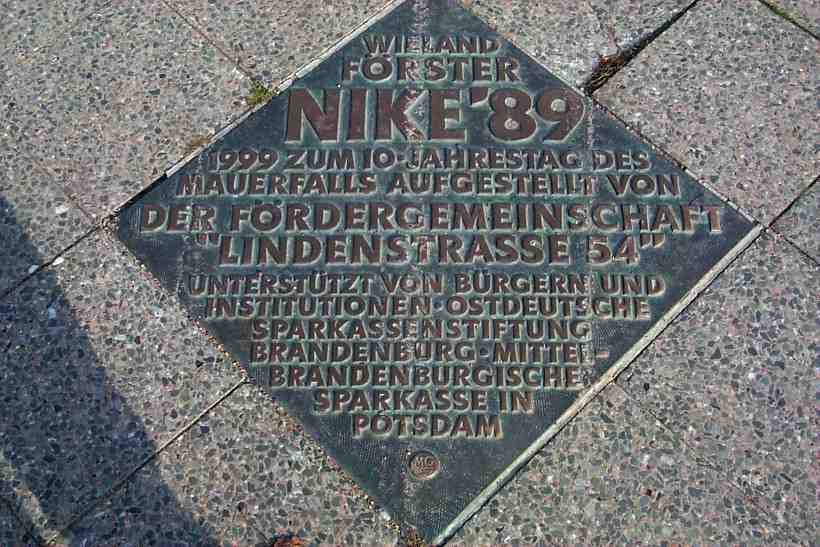 Gedenkplatte an der Glienicker Brcke - Nike 89