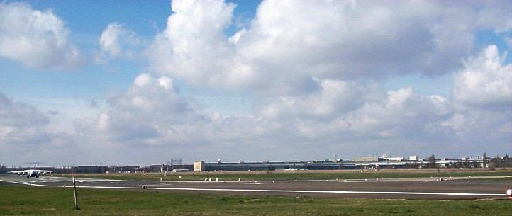 Berliner Zentralflughafen Tempelhof - Blick von der Oderstrasse