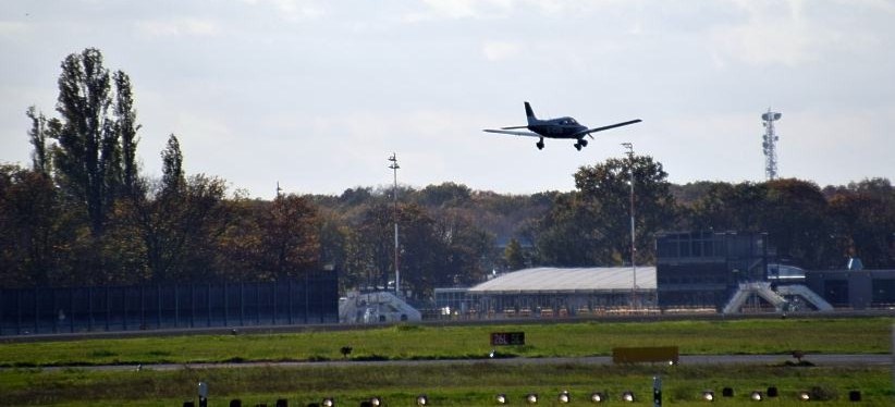 Saatkrhenvertreibung mit Kleinflugzeugen im Tiefflug ber Start- und Landebahn Tegel.