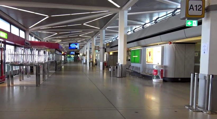 Hocker hochgestellt, Feierabend im Terminal Berlin-Tegel.