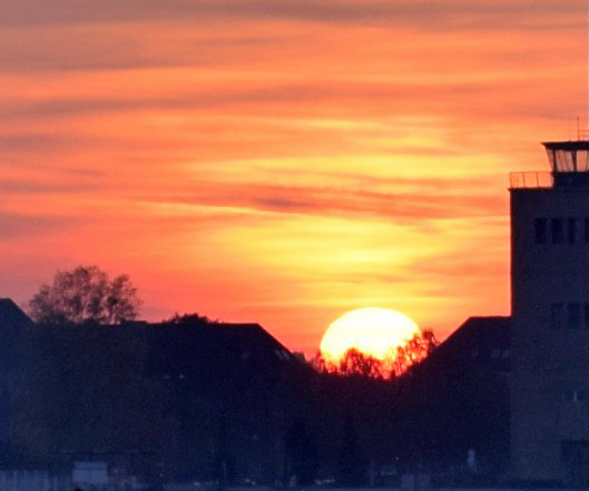 Sonnenuntergang ber dem Tempelhofer Feld