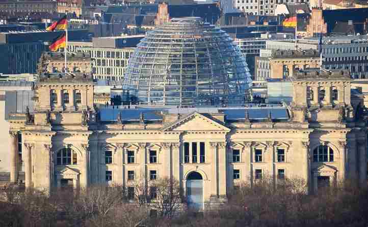 Das Reichstagsgebude von oben gesehen 