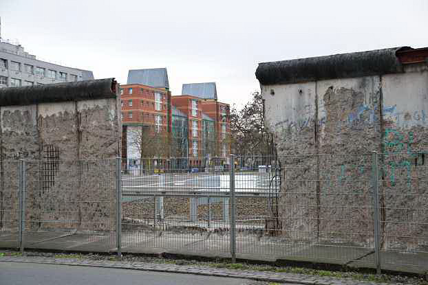 Mauerdurchbruch in Berlin nach der Wende 