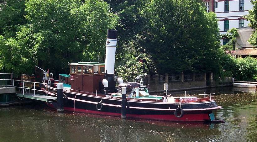 Schleppdampfer "Barbarossa" an der Spandauer Schleuse.