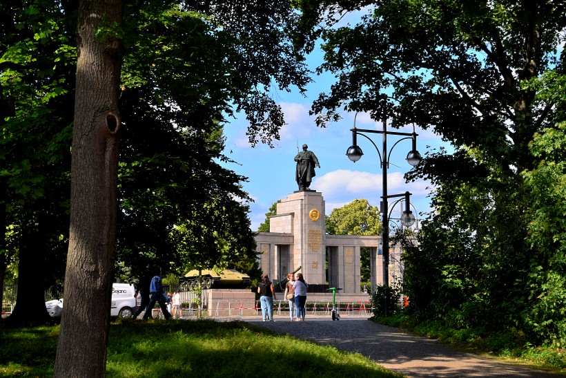 Der Tiergartenblick zum Sowjetischen Ehrenmal an der Strae des 17. Juni.
