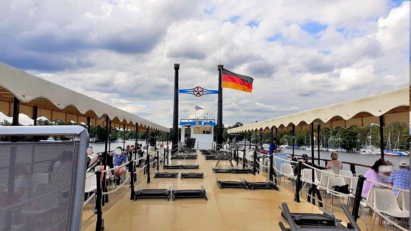 Auf dem Oberdeck der Havel Queen in Tegel.