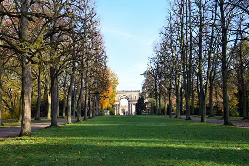Herbstliche Krim-Lindenallee mit Blick zum Seiten-Doppelportal der Orangerie-Schlossanlage.