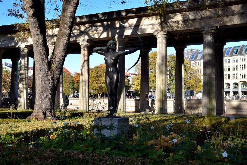 Die Bogenspannerin an den Kolonnaden - Alte Nationalgalerie - berlin Mitte.
