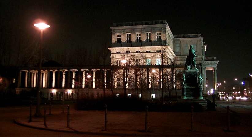 An der Ecke zwischen der Schlossbrcke und dem Kronprinzenpalais.