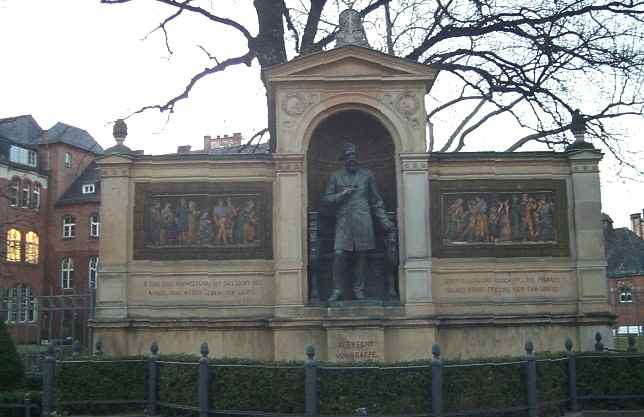 Denkmal: Friedrich Wilhelm Ernst Albrecht von Graefe an der Charit 