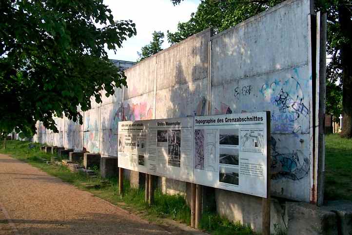 Mauer auf dem Invaliedenfriedhof in Berlin.