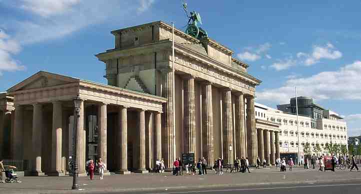 Brandenburger Tor und Botschaft der USA - Sicht vom Platz des 18. Mrz