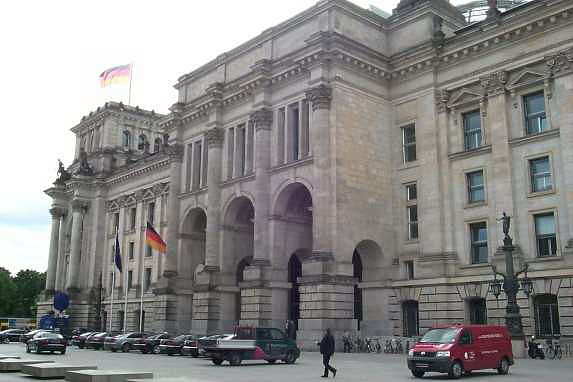 Ostportal des Reichstagsgebudes