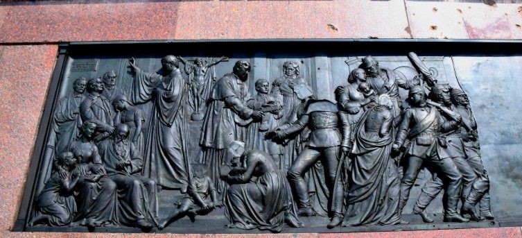 Bronzerelief am Sockel der Siegessule - Erstrmung der Dppeler Schanzen.