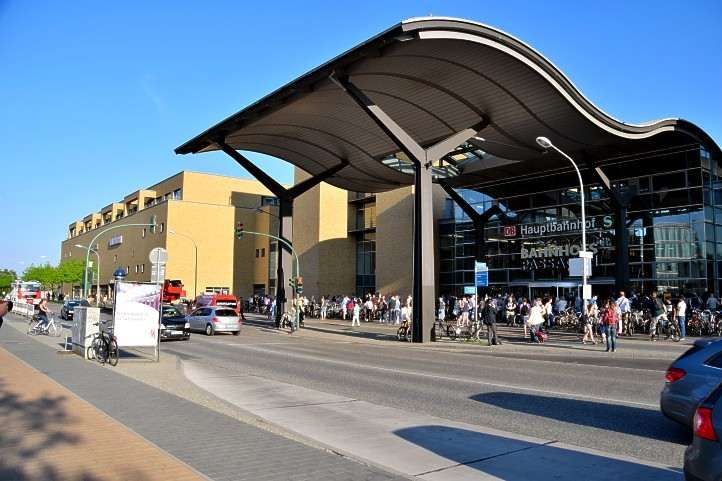 Hauptbahnhof Potsdam - Rckfront - mit Eingang zu den Bahnhofspassagen.