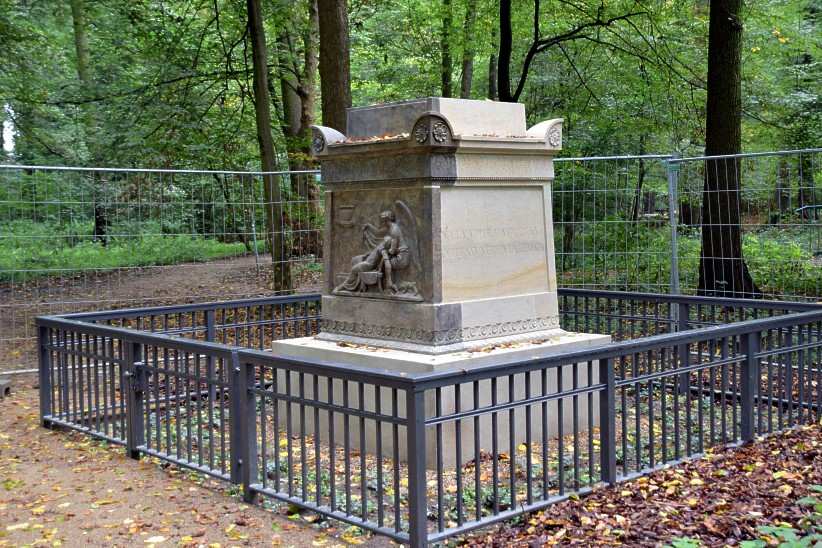 Kenotaph, Ehrengrabmal frJulie von Vo im Schlosspark Berlin-Buch.