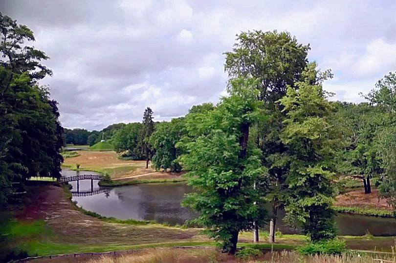 Blick durch den Park zur Landpyramide.