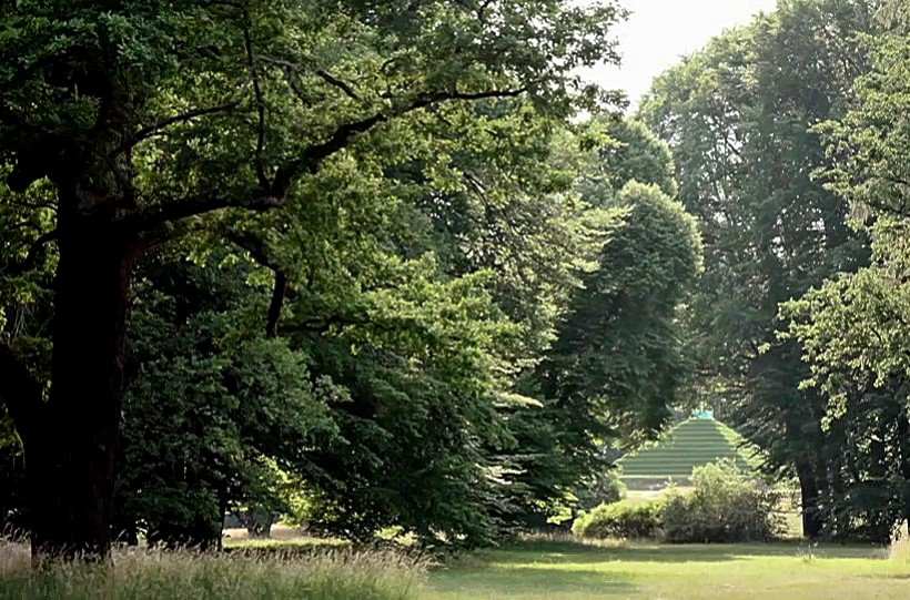 Der Blick durch den Park Branitz zur stufenfrmigen Landpyramide.