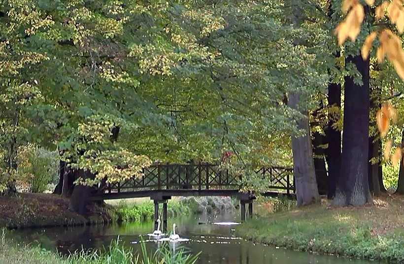 Die Pyramidenbrcke im Park Branitz bei Cottbus.