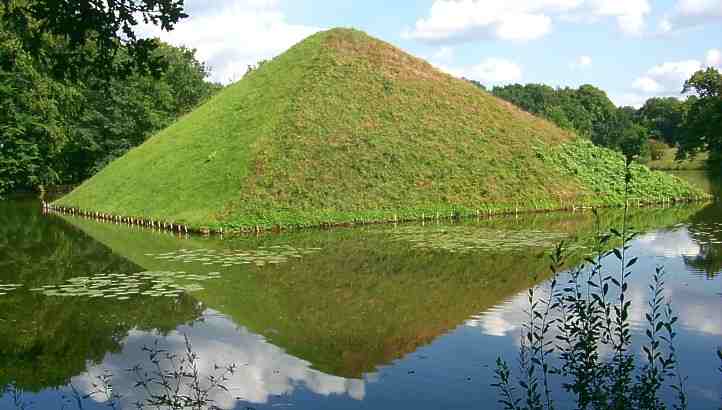 Pyramiden-Grabmal Frst Pckler Muskau und seiner Frau Lucie