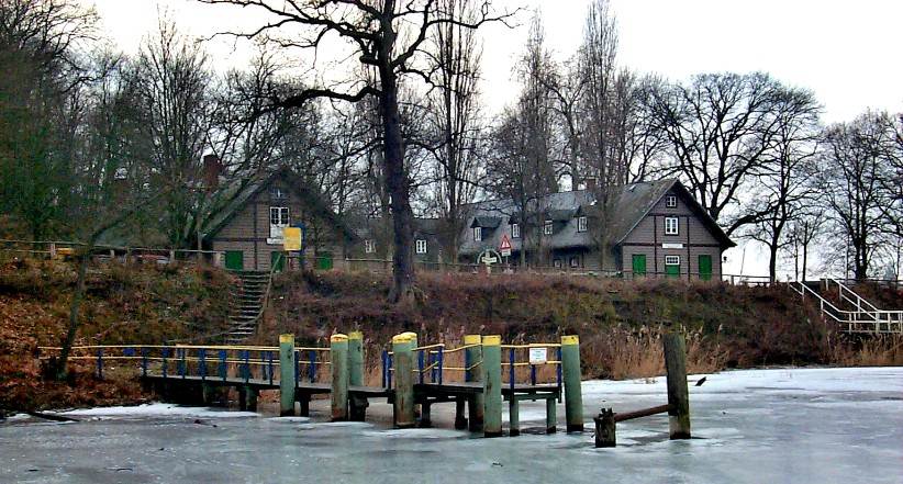 Der Biergarten und das "Wirtshaus zur Pfaueninsel" auf dem Festland.