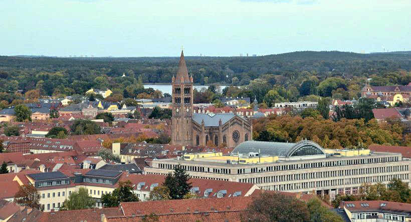 Blick von der Garnisonkirche zur St. Peter und Paul Probsteikirche - Bassinplatz Potsdam.