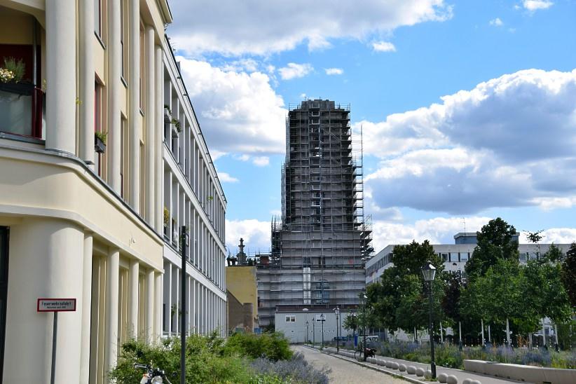 Blick von der Yorckstrae zum Neuaufbau des Turms der Garnisonkirche.