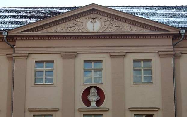 Bste des Kurfrsten Friedrich Wilhelm I. in der Front-Mittelachse des Hauses.