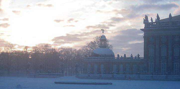 Sdteil vom Neuen Palais im Winter-Sonnenuntergang.