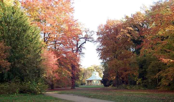 Teepavillon - Park Sanssouci im Herbst.