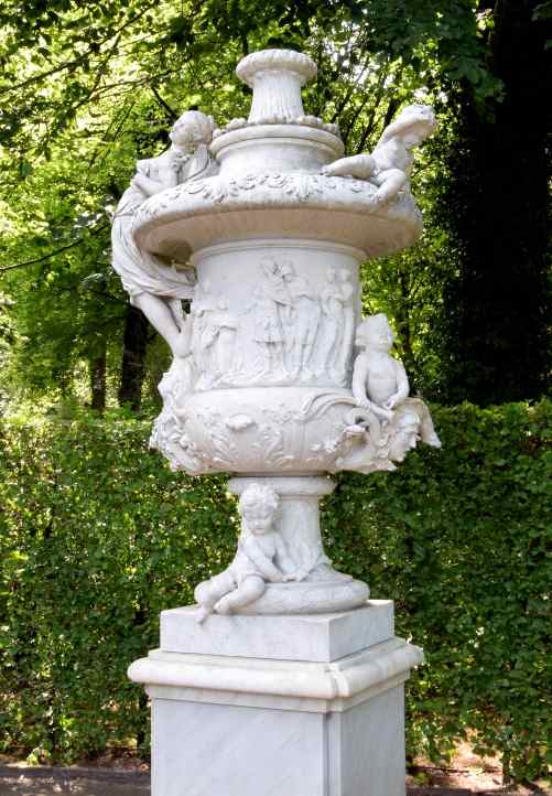 Corradini-Vase oder ppichkeitsvase in Sanssouci.