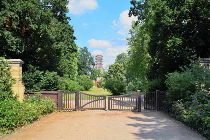 Eingang vom Park Sanssouci zum Marlygarten und der Friedenskirche.