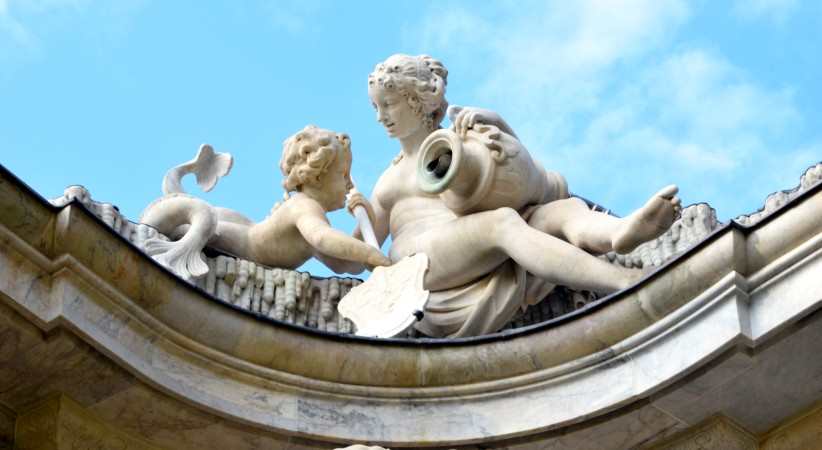Najade mit Fllhorn und Putte auf der Neptungrotte in Sanssouci.