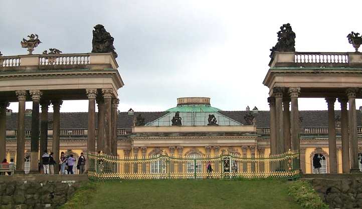 Grnes vergoldetes Tor am Ehrenhof Schloss Sanssouci.