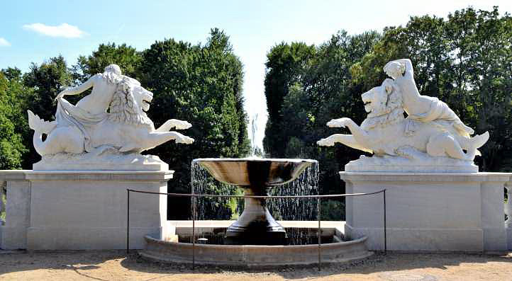 Rckseite der Seelwenfontne - Sizilianischer Garten - Sanssouci.